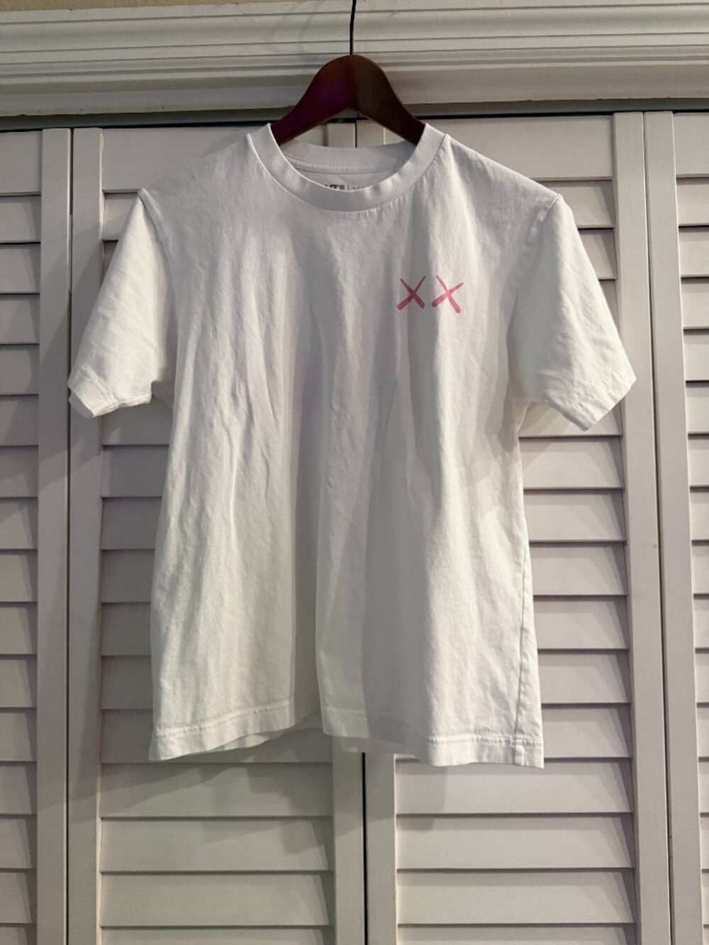 Uniqlo KAWS BFF Graphic T-Shirt Mens XS White Pink XX Logo Streetwear Tee